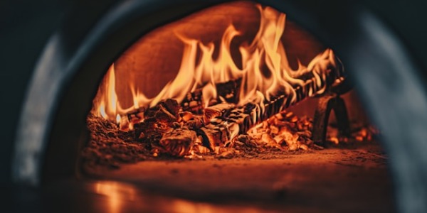 Quand un pizzaïolo rencontre son exploitant forestier : Le pouvoir du bon bois de cuisson pizzas